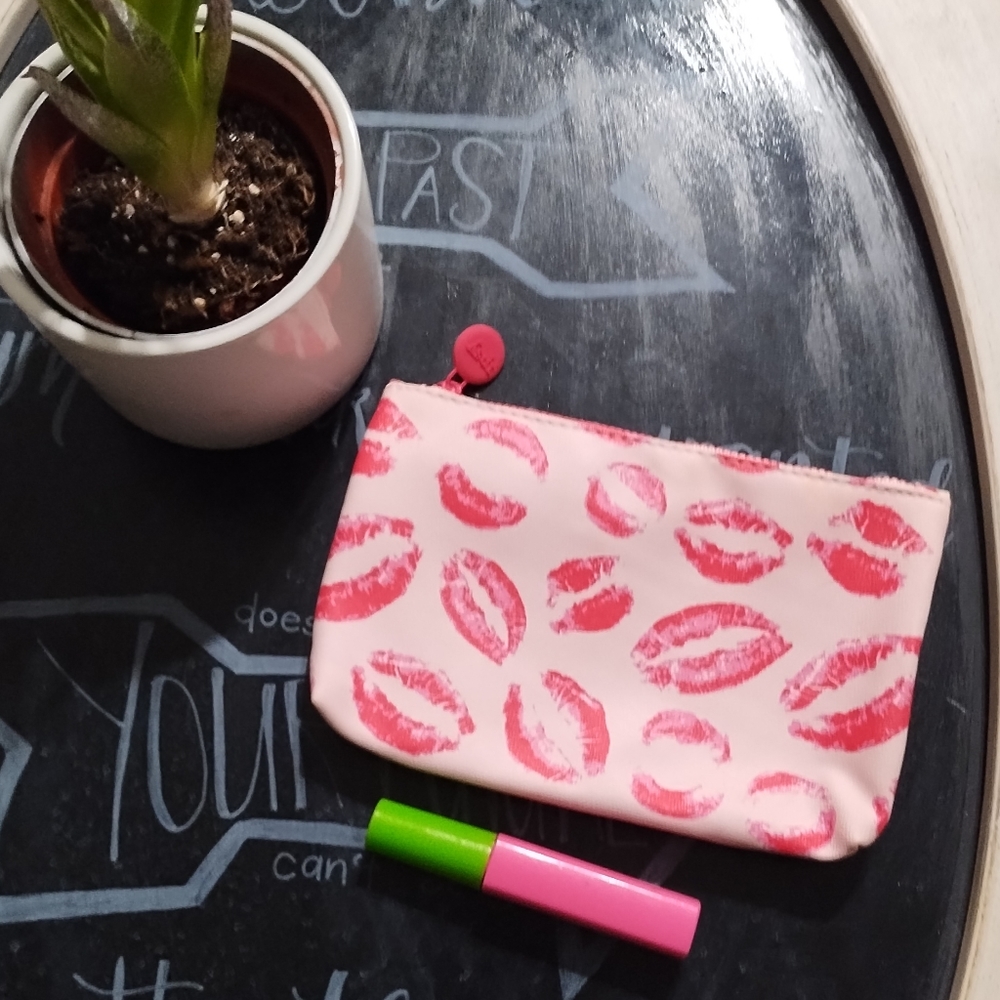 ❤️❤️❤️Free With Purchase. Cosmetics Bag